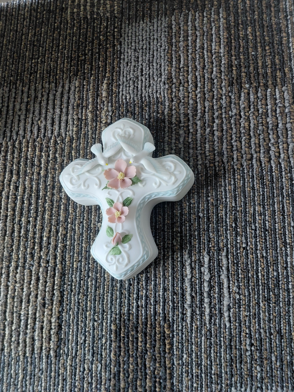 AVON Porcelain Cross Dove & Roses Keepsake Box-Great Birthday Christmas Gift